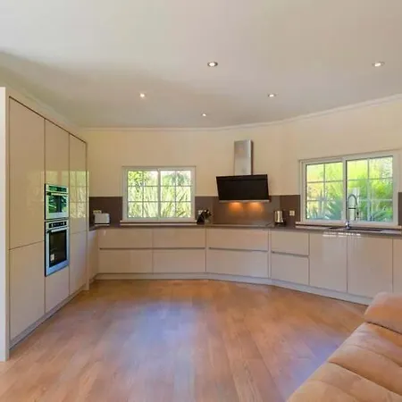 Villa Sleeps 11 Pool Air Con T607975